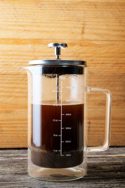 Masadaki kahve makinesinde taze kahve.