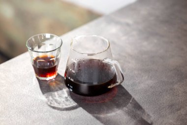 Masanın üzerinde bir fincan sıcak kahve.