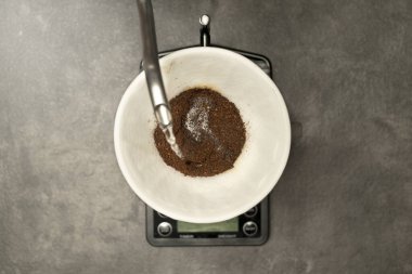 Masada V60 damlatıcıyla kahve servisi yapıyor.