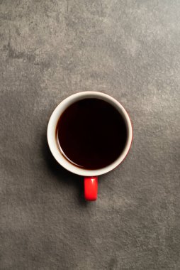 Masanın üzerinde bir fincan sıcak kahve.