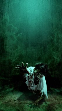 Korkunç bir zombi. Vücudunda kan ve yaralar var. Karanlık bir zeminde sürünüyor. Korkunç zombi. Cadılar Bayramı konsepti