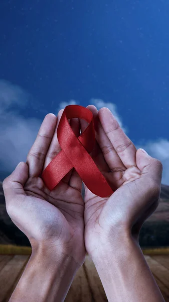 Lidská Ruka Ukazuje Červenou Stuhu Koncept Světového Dne Aids — Stock fotografie