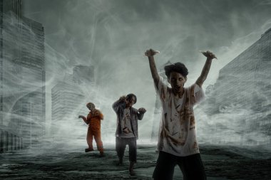 Vücudunda kan ve yara olan bir grup korkunç zombi harabe şehirde yürüyor. Korkunç zombi. Cadılar Bayramı konsepti