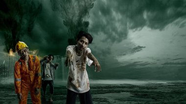 Vücudunda kan ve yara olan bir grup korkunç zombi harabe şehirde yürüyor. Korkunç zombi. Cadılar Bayramı konsepti