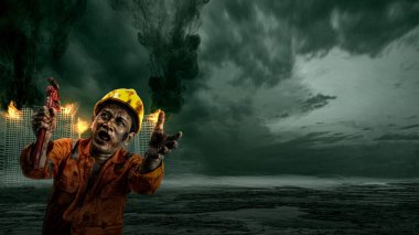 Korkunç bir inşaat işçisi vücudunda kan ve yaralar olan zombi harabe şehirde boru anahtarı taşırken yürüyor. Korkunç zombi. Cadılar Bayramı konsepti