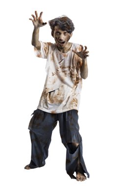 Vücudunda kan ve yaralar olan korkunç bir zombi beyaz arka planda tek başına yürüyor.