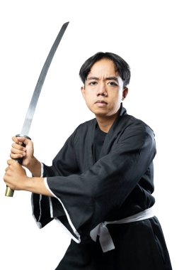 Kılıcı tutan samuray savaşçısı beyaz arka planda izole edilmiş.