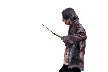 Vücudunda kan ve yaralar olan korkunç bir zombi beyaz arka planda izole edilmiş bir çim biçme makinesini taşırken yürüyor.