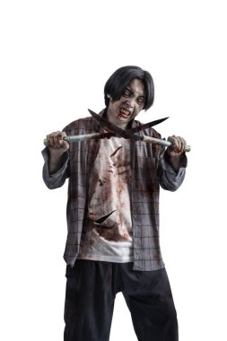 Vücudunda kan ve yaralar olan korkunç bir zombi beyaz arka planda izole edilmiş bir çim biçme makinesini taşırken yürüyor.