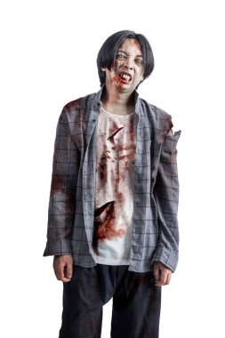 Vücudunda kan ve yaralar olan korkunç bir zombi beyaz arka planda tek başına yürüyor.