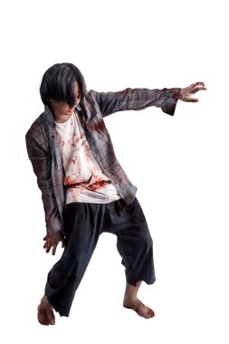 Vücudunda kan ve yaralar olan korkunç bir zombi beyaz arka planda tek başına yürüyor.