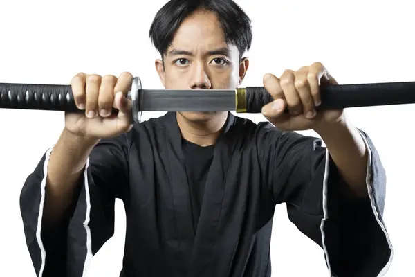 Samurai Guerreiro Agarrando Espada Isolada Sobre Fundo Branco — Fotografia de Stock