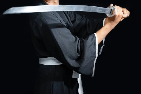 Siyah Bir Geçmişi Olan Kılıç Tutan Bir Samuray Savaşçısı — Stok fotoğraf