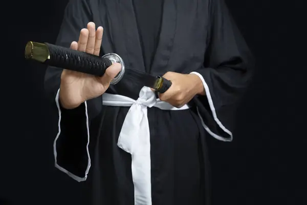 Samuray Savaşçısı Siyah Bir Arkaplanla Kılıcı Tutuyor — Stok fotoğraf