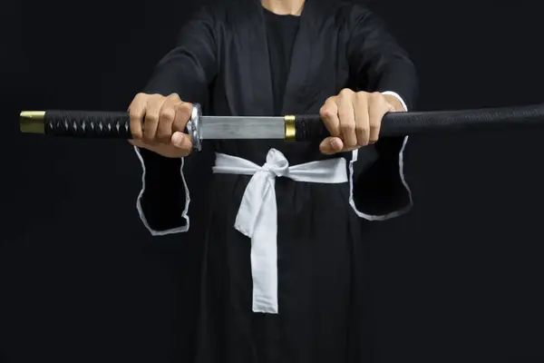 Σαμουράι Πολεμιστής Πιάνοντας Σπαθί Μαύρο Φόντο — Φωτογραφία Αρχείου