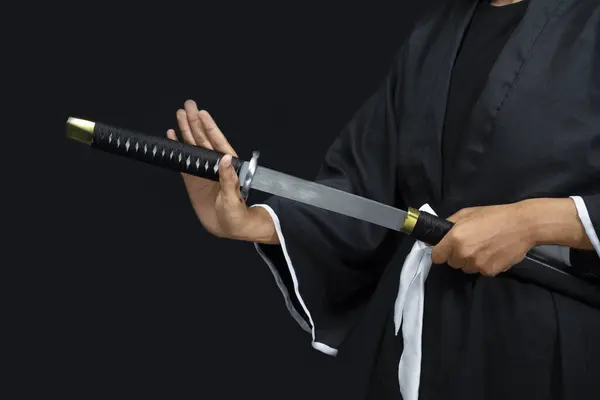 Σαμουράι Πολεμιστής Πιάνοντας Σπαθί Μαύρο Φόντο — Φωτογραφία Αρχείου