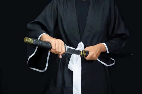 黒い背景で剣を握る武士 — ストック写真
