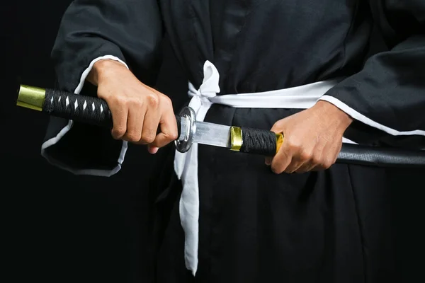 Samurai Guerreiro Agarrando Espada Com Fundo Preto — Fotografia de Stock