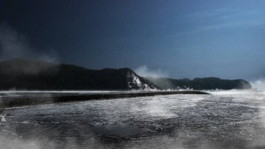 Geceleyin asfalt yolda. Korkunç Cadılar Bayramı konsepti