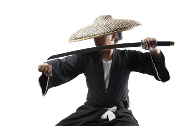 Kılıcı tutan samuray savaşçısı beyaz arka planda izole edilmiş.