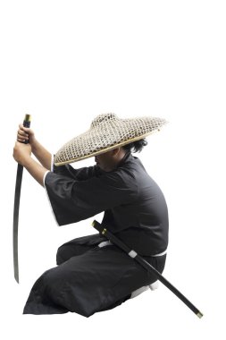 Kılıcı tutan samuray savaşçısı beyaz arka planda izole edilmiş.