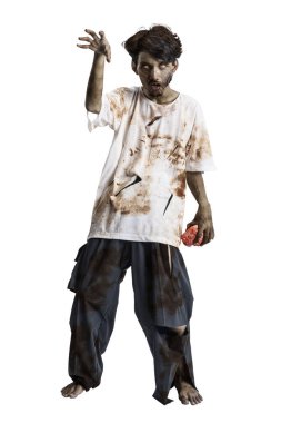 Vücudunda kan ve yaralar olan korkunç bir zombi. Beyaz bir arka planda insan beyni taşırken yürüyor.