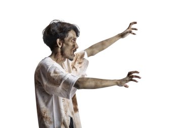 Vücudunda kan ve yaralar olan korkunç bir zombi beyaz arka planda tek başına yürüyor.