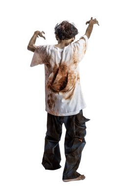 Vücudunda kan ve yaralar olan korkunç bir zombiyi beyaz bir arka planda tek başına yürürken gördüm.