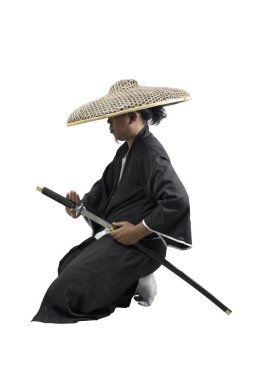 Kılıcı tutan samuray savaşçısı beyaz arka planda izole edilmiş.