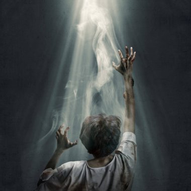 Vücudunda kan ve yaralar olan korkunç bir zombiyi karanlık arka planda yürürken gördüm. Korkunç zombi. Cadılar Bayramı konsepti