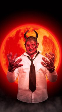 Devilman dolunay geçmişiyle ayakta duruyor. Korkunç iblis Cadılar Bayramı konsepti