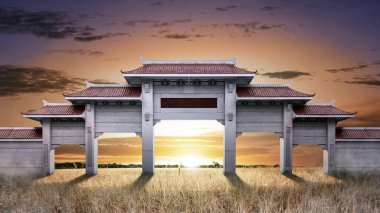 Dramatik bulutlarla dolu çayır ve kapı. Korkunç Cadılar Bayramı konsepti