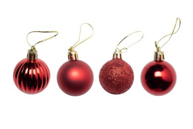 Beyaz arka planda kırmızı bir Noel topu. Noel dekorasyonu konsepti