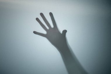 Renkli bir arka planda bir zombinin gölgesi. Korkunç Cadılar Bayramı konsepti