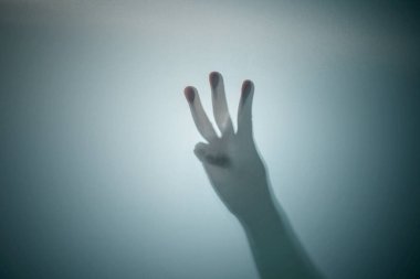 Renkli bir arka planda bir zombinin gölgesi. Korkunç Cadılar Bayramı konsepti