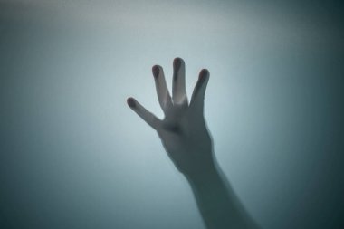 Renkli bir arka planda bir zombinin gölgesi. Korkunç Cadılar Bayramı konsepti