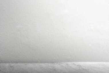 Beyaz bir duvarın yakın görüntüsü. Beyaz renk arkaplanı