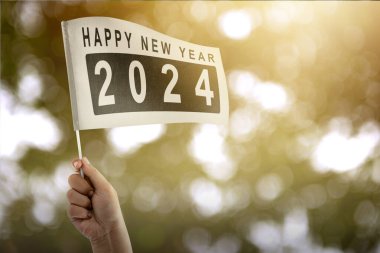 2024 bayrağını gösteren bir insan eli. Mutlu yıllar 2024