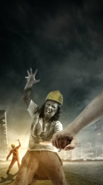 Vücudunda kan ve yaralar olan korkunç bir inşaat işçisi zombi harabe şehirde yürüyor. Korkunç zombi. Cadılar Bayramı konsepti