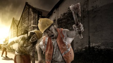 Vücudunda kan ve yara olan korkunç bir inşaat işçisi eski binaya balta taşırken yürüyor. Korkunç zombi. Cadılar Bayramı konsepti