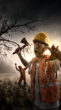 Vücudunda kan ve yara olan korkunç bir inşaat işçisi çayırda baltasını taşırken yürüyor. Korkunç zombi. Cadılar Bayramı konsepti