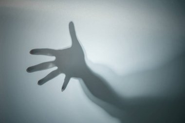 Renkli bir arka planda bir zombinin gölgesi. Korkunç Cadılar Bayramı konsepti