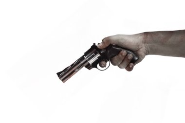 Tabanca taşıyan korkunç bir zombi eli beyaz bir arka planda izole edilmiştir.