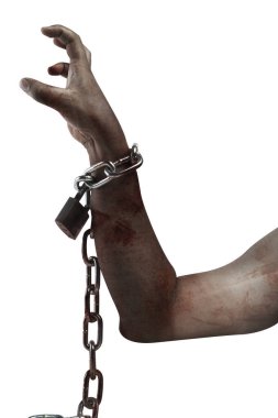 Demir zincir üzerinde kan ve yaraları olan korkunç bir zombinin eli beyaz bir arka planda izole edilmiştir.