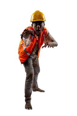 Vücudunda kan ve yaralar olan korkunç bir inşaat işçisi zombisi beyaz bir arka planda tek başına yürüyor.