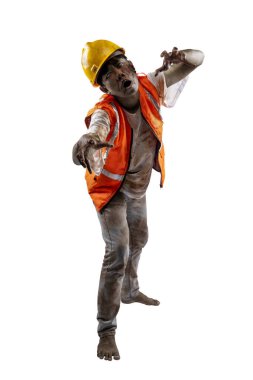 Vücudunda kan ve yaralar olan korkunç bir inşaat işçisi zombisi beyaz bir arka planda tek başına yürüyor.