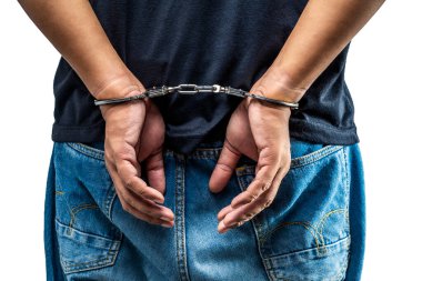 Elinde kelepçe olan tutuklu bir adam beyaz bir arka planda izole edilmiş.