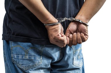 Elinde kelepçe olan tutuklu bir adam beyaz bir arka planda izole edilmiş.