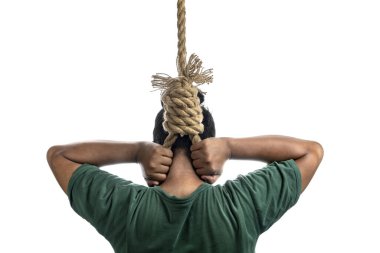 İpe asılmış bir adam beyaz arka planda izole edilmiş bir iple asılmış.