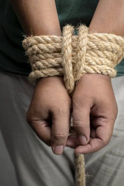 Adamın elleri iple bağlanmış. Şiddet kavramı